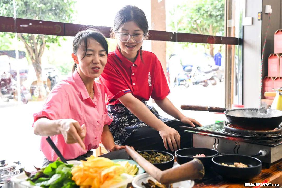 全网追的“扁担女孩”,找了一份暑假工,时薪12元 - 商洛生活资讯 - 商洛28生活网 sl.28life.com