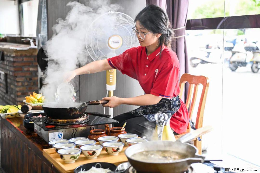 全网追的“扁担女孩”,找了一份暑假工,时薪12元 - 商洛生活资讯 - 商洛28生活网 sl.28life.com